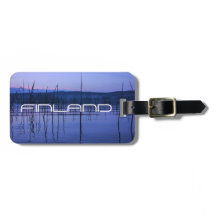 Serene und mistige See nach starkem Regen