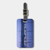 Serene und mistige See nach starkem Regen Gepäckanhänger (Vorderseite vertikal)