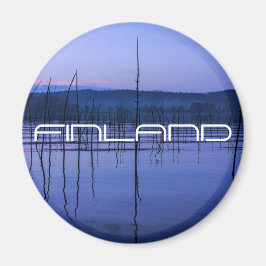 Serene und mistige See nach starkem Regenmagnet Magnet