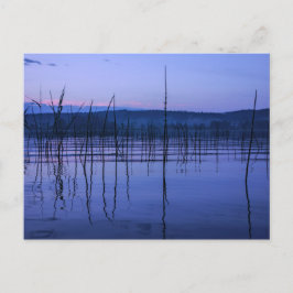 Serene und mistiger See nach heftigem Regen Postka Postkarte