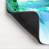 Serene Waterfall in Blau und Grün Mousepad (Ecke)