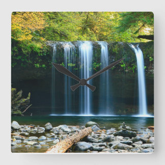 Serene Waterfall Quadratische Wanduhr