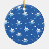 Serene Waters - Spielerisches Muster des Swan Lake Keramik Ornament (Hinten)