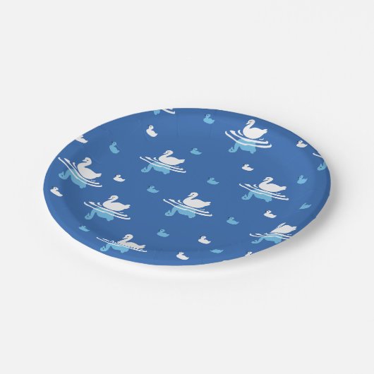 Serene Waters - Spielerisches Muster des Swan Lake Pappteller (Schrägansicht)