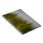 Serene Waterscape mit Singular Marker Notizblock (Rechte Seite)