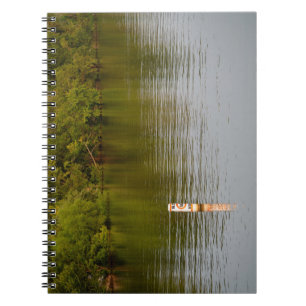 Serene Waterscape mit Singular Marker Notizblock