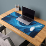 Serene Wave's BlueNovo Desk Mat Schreibtischunterlage<br><div class="desc">Das BlueNovo von Serene Wave verleiht der Schreibtischmatte abstrakte Kunstmuster und geschwungene Fantasie... </div>