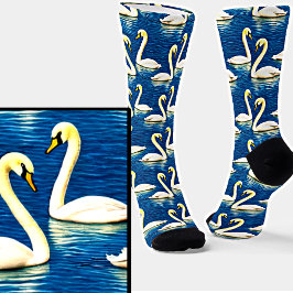 Serene White Swans Schwimmen auf einem blauen See Socken