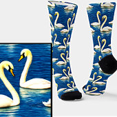 Serene White Swans Schwimmen auf einem blauen See Socken