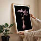 Serene-Wild-Tulpe-Stillleben-Mauerwerk Poster