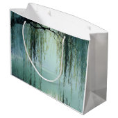 Serene Willow Tree Reflection Nature Art (4) Große Geschenktüte (Rückseite Schrägansicht)