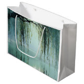 Serene Willow Tree Reflection Nature Art (4) Große Geschenktüte (Vorderseite Schrägansicht)
