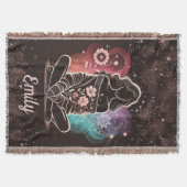 Serene Woman in einem kosmischen Blumentraum Decke (Vorderseite)