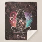 Serene Woman in einem kosmischen Blumentraum Sherpadecke (Vorderseite)