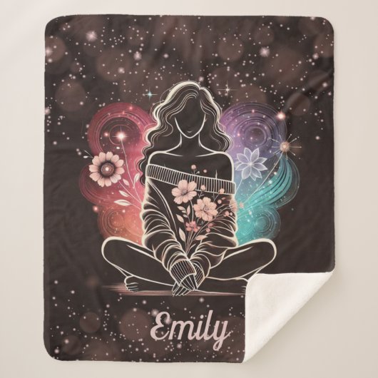 Serene Woman in einem kosmischen Blumentraum Sherpadecke (Vorderseite)