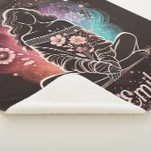 Serene Woman in einem kosmischen Blumentraum Sherpadecke (3/4)