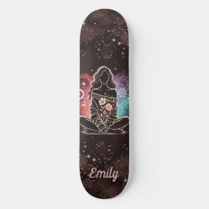 Serene Woman in einem kosmischen Blumentraum Skateboard