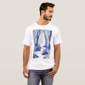 Serene Woodland Path: Blaue Linie Kunstwald T-Shirt (Vorne ganz)