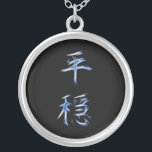 Serenity-japanisches Kanji-Kalligraphie-Symbol Versilberte Kette<br><div class="desc">Für eher wie dieses Besuch Über diesen Entwurf: Kanji sind die adoptierten logografischen (oder ideaographic) chinesischen Schriftzeichen, die im modernen japanischen Schreibenssystem benutzt werden. Der japanische Ausdruck "Kanji" für die chinesischen Schriftzeichen bedeutet buchstäblich "Han-Charaktere" und ist der gleiche schriftliche Ausdruck in der chinesischen Sprache, zum sich auf des Charakterschreibenssystems "hanzi...</div>