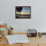 Serenity Prayer Abend Sunset Plaque Awardplakette<br><div class="desc">Holzwandplakette,  die das landschaftliche Foto eines landschaftlichen,  Abend-Sonnenuntergangs und einer dunklen Silhouette mit den inspirierenden Worten des Serenity-Gebet zeigt. Wählen Sie Ihre Wandplakatgröße aus. Macht ein nachdenkliches Geschenk für Familie und Freunde!</div>
