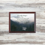 Serenity Prayer Fluss Tal Landschaft Wall Plaza Awardplakette<br><div class="desc">Die Holzwand mit dem landschaftlichen Foto eines üppigen Flusstales und tiefen Hängematten sowie den inspirierenden Worten des Serenity-Gebet. Wählen Sie Ihre Wandplakatgröße aus. Macht ein nachdenkliches Geschenk für Familie und Freunde!</div>