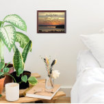 Serenity Prayer Orange Seascape Sunset Plaque Awardplakette<br><div class="desc">Holzwand,  die das Foto eines wunderschönen,  orangefarbenen Sonnenuntergangs mit den inspirierenden Worten des Serenity-Gebets zeigt. Wählen Sie Ihre Plakatgröße aus. Macht ein nachdenkliches Geschenk für Familie und Freunde!</div>