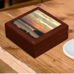 Serenity Prayer Orange Seascape Sunset Schmuckschachtel<br><div class="desc">In dieser hölzernen Geschenkboxen mit Keramik-Kacheln,  die das Foto eines Orangensonnenuntergangs mit den inspirierenden Worten des Serenity-Gebet prägen,  können Sie Schmuck,  Schmuck und andere kleine Seepsakes aufbewahren. Wählen Sie Ihre Geschenkboxen und Holzfarbe aus.</div>