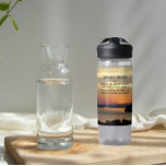Serenity Prayer Orange Seascape Sunset Trinkflasche<br><div class="desc">Bleibe mit dieser klaren,  plastischen Wasserflasche,  die das Foto eines dramatischen,  orangefarbenen Sonnenuntergangs mit den inspirierenden Worten des Serenity-Gebet zeigt. Wählen Sie die Größe und Farbe der Wasserflasche aus.</div>