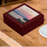 Serenity Prayer Pink Seascape Sunset Geschenkbox<br><div class="desc">In dieser hölzernen Geschenkboxen können Sie Schmuck,  Schmuck und andere kleine Kuchen mit Keramik-Kacheln aufbewahren,  die das Foto eines rosa Sonnenuntergangs der Jahreszeit mit den inspirierenden Worten des Serenity-Gebet vermitteln. Wählen Sie Ihre Geschenkboxen und Farbe.</div>