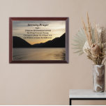 Serenity Prayer See Sunset Landschaft Plaza Awardplakette<br><div class="desc">Holzwand,  die das landschaftliche Landschaftsbild des Fotos eines Seeufers und die Silhouette der Berglandschaft mit den inspirierenden Worten des Serenity-Gebet zeigt. Wählen Sie Ihre Wandplakatgröße aus. Macht ein nachdenkliches Geschenk für Familie und Freunde!</div>