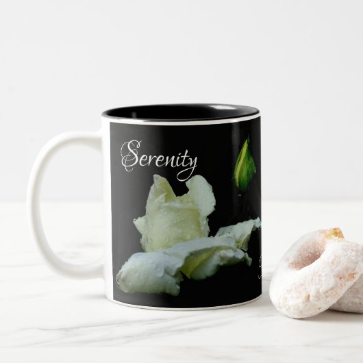Serenity White Rosenknospe Inspirational Words Zweifarbige Tasse (Mit Donut)