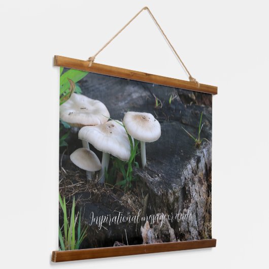 Serenpilze auf Ahornstumpf im Wald Wandteppich Mit Holzrahmen (Gewinkelt)