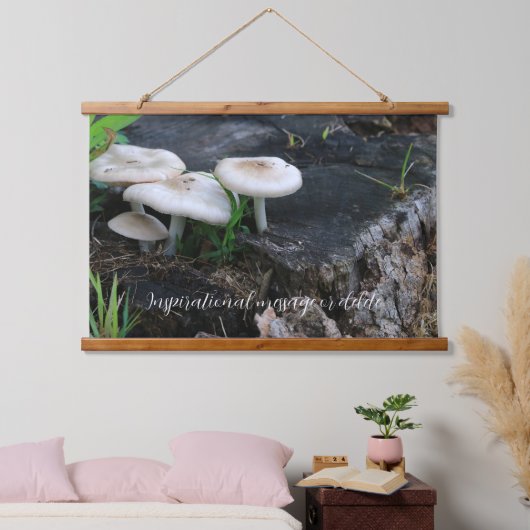 Serenpilze auf Ahornstumpf im Wald Wandteppich Mit Holzrahmen (Schlafzimmer)