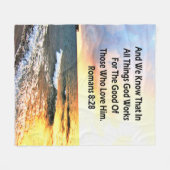 SERENROMANS 8:28 SCRIPTURE VERSE FLEECEDECKE (Vorderseite (Horizontal))