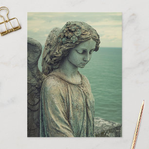 Seriöse Engelstatue mit Patina Postkarte