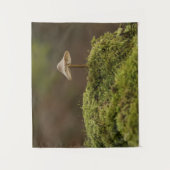 Seriöser Pilz im moosigen Wald Kunstprint Wandteppich (Vorderseite)