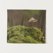 Seriöser Pilz im moosigen Wald Kunstprint Wandteppich (Vorderseite (Horizontal))