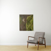 Seriöser Pilz im moosigen Wald Kunstprint Wandteppich (Beispiel)