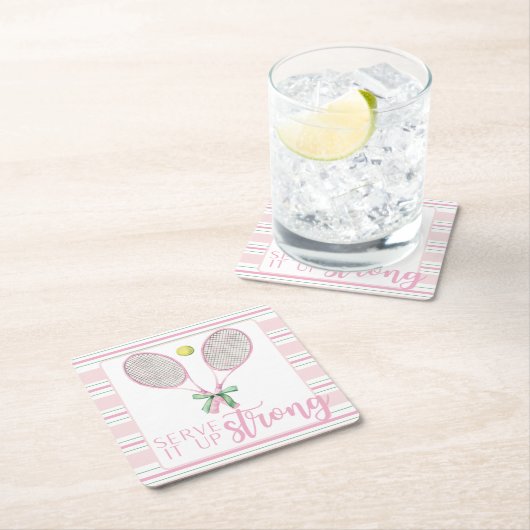 "Serve It Up Strong" Pink Tennis Racket Rechteckiger Pappuntersetzer (Vor Ort)