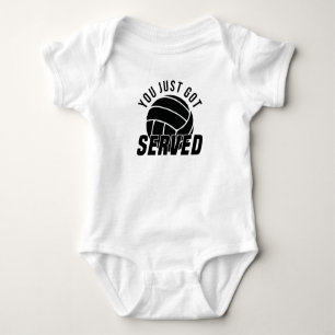 Serve Volleyball mit Angabe des Volleyballspielers Baby Strampler