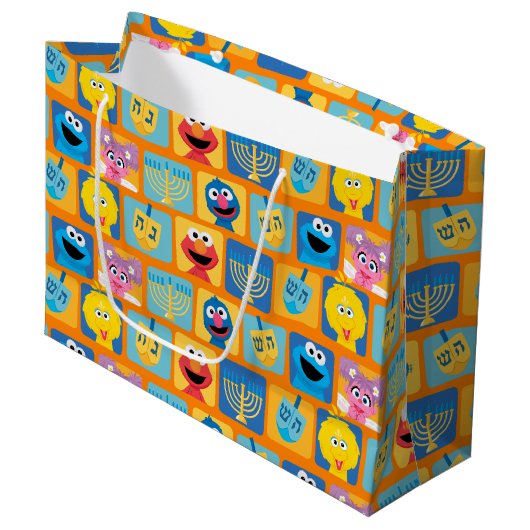 Sesame Street Hanukkah Pattern Große Geschenktüte (Vorderseite Schrägansicht)