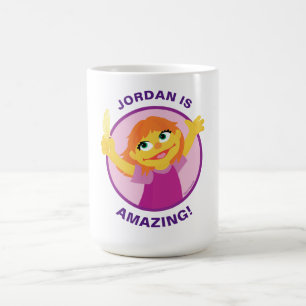 Sesame Street Julia hält eine Feder Kaffeetasse