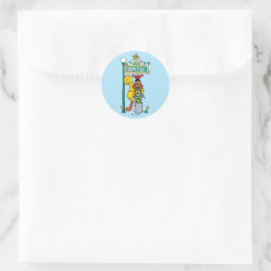 Sesame Street Unter dem Sesame Street-Schild Runder Aufkleber