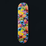 Sesamstraße-Zeichen gegenüber Muster Skateboard<br><div class="desc">Karo diese coole Sesamstrasse aus! © 2021 Sesame Workshop. www.sesamestreet.org</div>