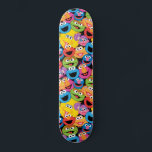 Sesamstraße-Zeichen gegenüber Muster Skateboard<br><div class="desc">Karo diese coole Sesamstrasse aus! © 2021 Sesame Workshop. www.sesamestreet.org</div>