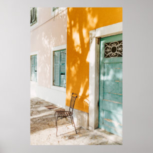 Sessel aus schwarzem Metall in der Nähe Poster