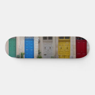 Set der farbenfrohen Haustüren in Malta Skateboard