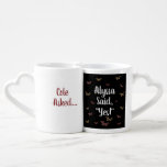 Set für niedliche Personalisierte Verlobung Liebestassen<br><div class="desc">Dieses Set der Tasse wurde ursprünglich als Weihnachtsgeschenk für meine Nichte und ihre Verlobte geschaffen. Ich versuchte, ihre Begeisterung mit der Art und Weise, wie der Text ist, zu erfassen, und benutzte ein beliebtes burgundy-, rosa- und goldenes Farbschema. Auch wenn die Hochzeitsfarben komplett anders aussehen, spiegeln diese Farben Liebe und...</div>