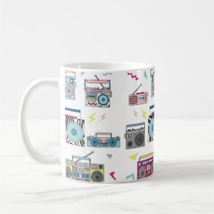 Set verschiedener Vintager Kassettenabspielgeräte. Kaffeetasse