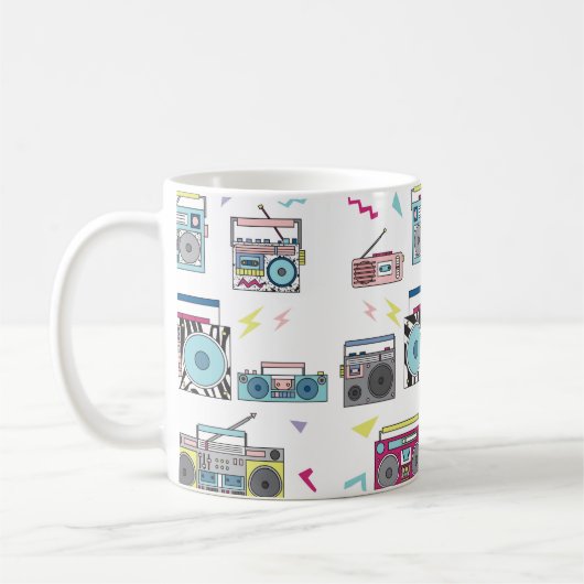 Set verschiedener Vintager Kassettenabspielgeräte. Kaffeetasse (Links)